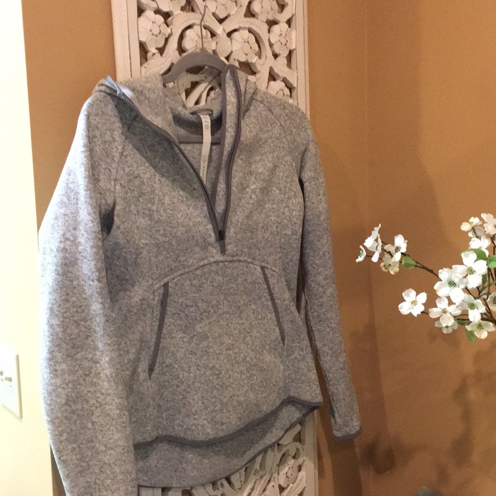 ❤️Like new grey lululemon hooded sweatshirt. ❤️